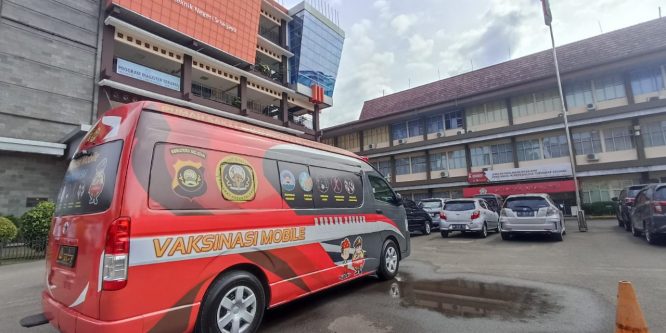 Ramai Mahasiswa Diperiksa Polisi Urinenya