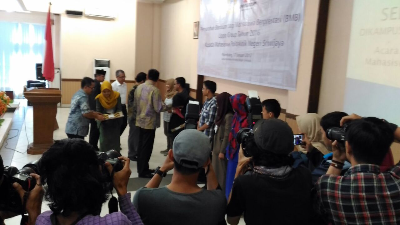 Mahasiswa Polsri Terima Bantuan Beasiswa dari Lippo Group