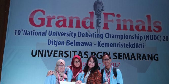 Malik dan Laila Juara Nasional Debat Bahasa Inggris